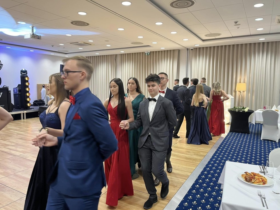 Bal studniówkowy ZST w Malborku. Wideo i zdjęcia