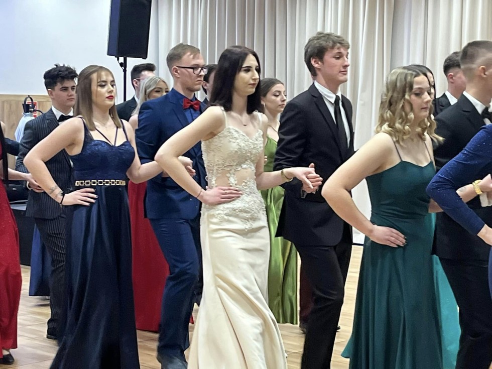 Bal studniówkowy ZST w Malborku. Wideo i zdjęcia