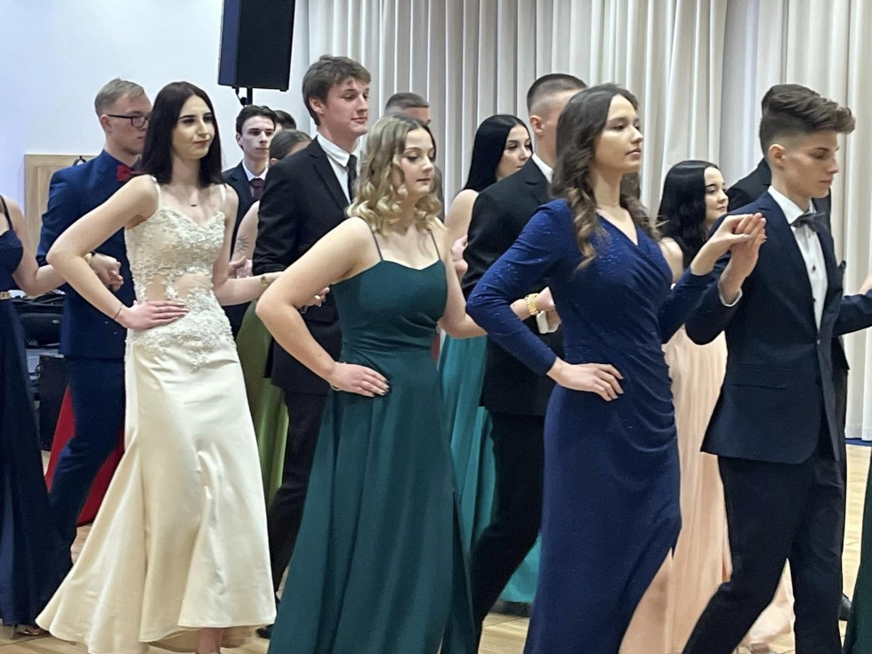 Bal studniówkowy ZST w Malborku. Wideo i zdjęcia