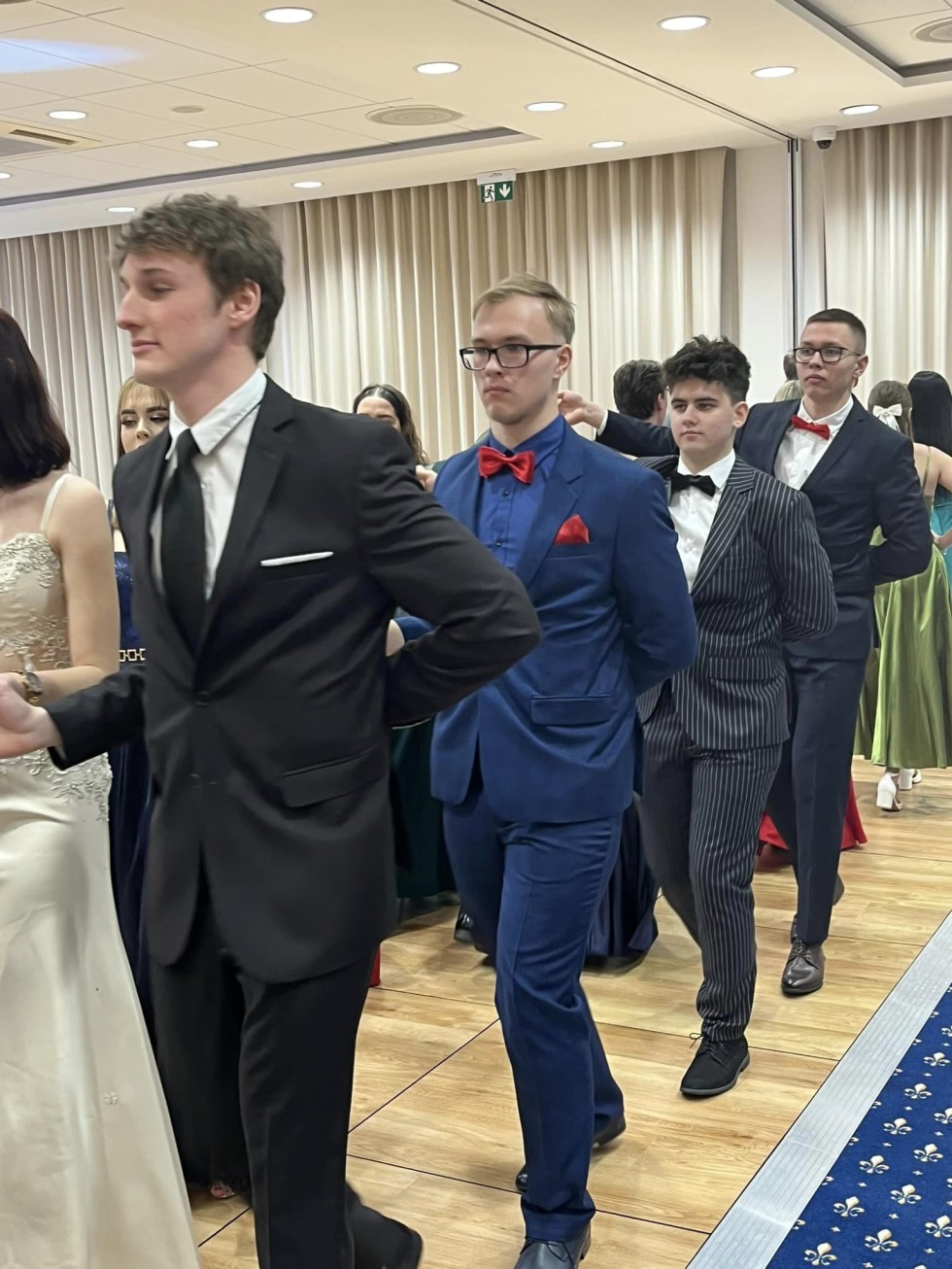 Bal studniówkowy ZST w Malborku. Wideo i zdjęcia