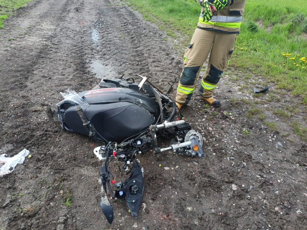 Śmiertelny wypadek w gminie Lichnowy - nie żyje kierujący motorowerem potrącony przez osobówkę.