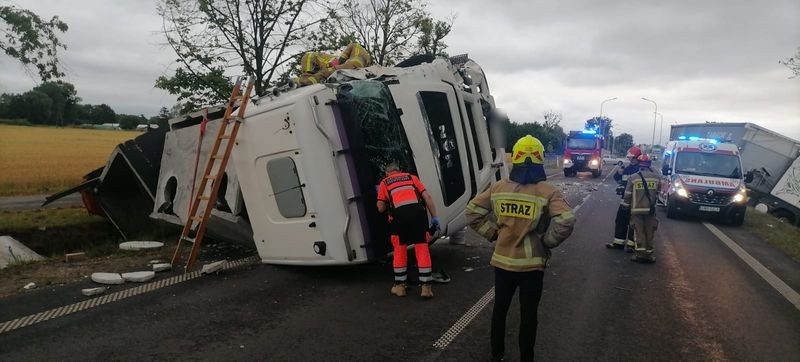 DK22. Kolizja dwóch pojazdów ciężarowych – policja ukarała sprawcę.