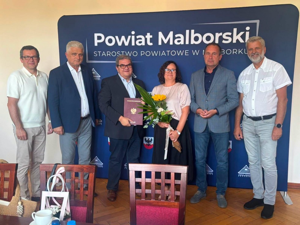 Akty powierzenia dla dyrektorów i awanse dla nauczycieli. Uroczystość w Starostwie Powiatowym w Malborku