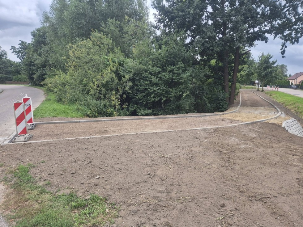 Ponad 1,3 mln zł na trasy rowerowe w gminie Miłoradz. Prace trwają w Kończewicach i Bystrzu
