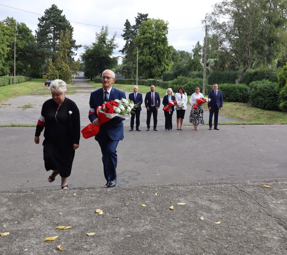 Nowy Staw oddał hołd ofiarom II wojny światowej. Uczczono pamięć poległych