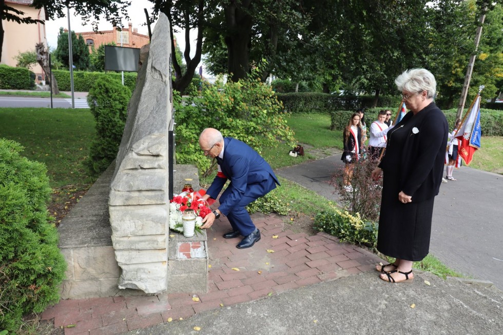 Nowy Staw oddał hołd ofiarom II wojny światowej. Uczczono pamięć poległych