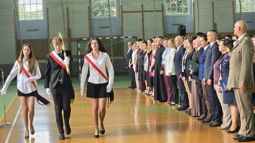 Nowy rok szkolny 2026/2027 rozpoczęty. Władze Powiatu Nowodworskiego uczestniczyły w inauguracjach