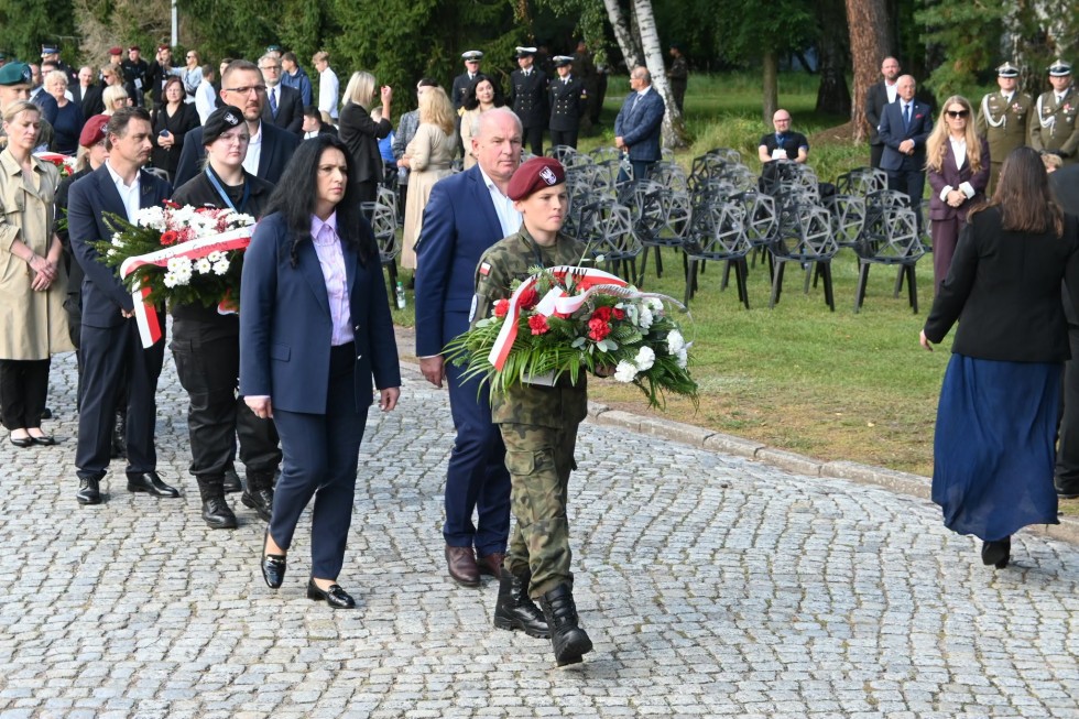 87. lat od pierwszego transportu do Stutthofu. W Sztutowie oddano hołd ofiarom niemieckiego nazistowskiego obozu