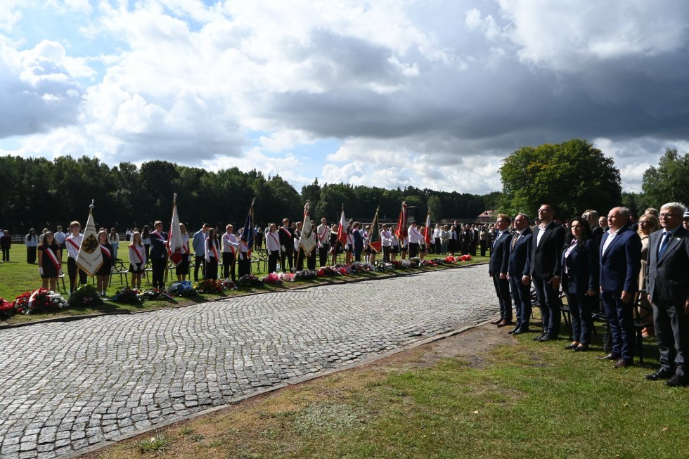 87. lat od pierwszego transportu do Stutthofu. W Sztutowie oddano hołd ofiarom niemieckiego nazistowskiego obozu