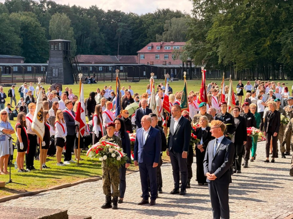 87. lat od pierwszego transportu do Stutthofu. W Sztutowie oddano hołd ofiarom niemieckiego nazistowskiego obozu
