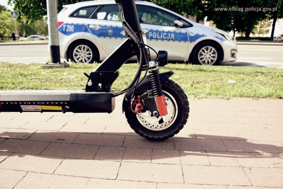 Groźny wypadek w Elblągu. 15-latek na hulajnodze elektrycznej zderzył się z osobówką