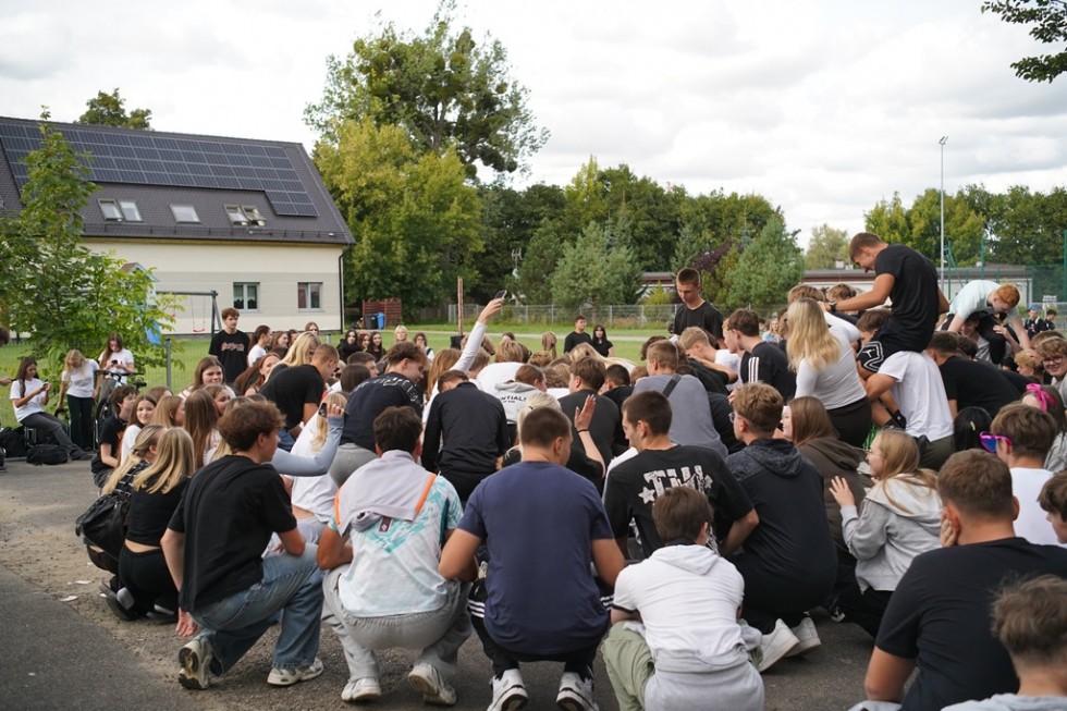 Pierwszaki ruszyły szkolnym pociągiem! Kolorowe otrzęsiny w Technikum nr 3 w Malborku
