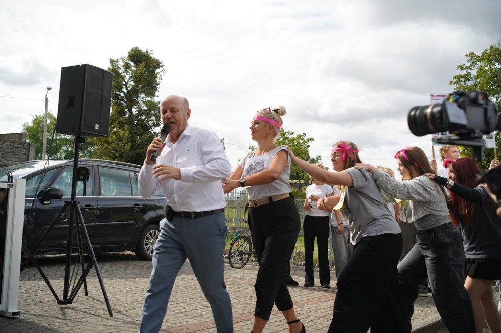 Pierwszaki ruszyły szkolnym pociągiem! Kolorowe otrzęsiny w Technikum nr 3 w Malborku