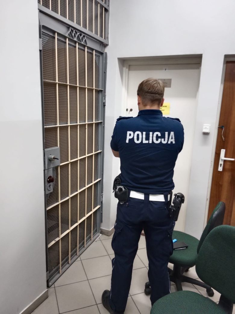 Miał sądowy zakaz prowadzenia pojazdów. Mimo to wsiadł za kierownicę