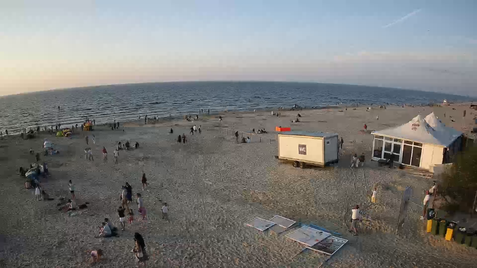 Jantar plaża wschód. Kamera na żywo. 