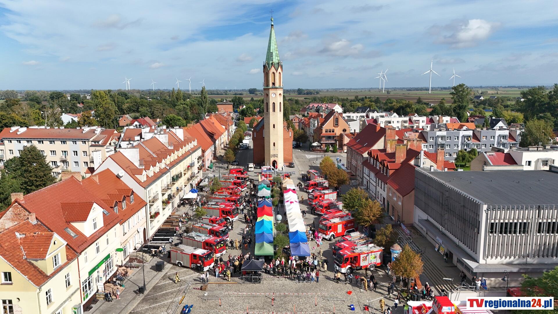 Strażackie święto w Nowym Stawie. OSP z trzech powiatów spotkały się na pikniku. Galeria zdjęć z drona