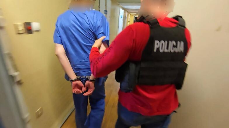 Pojemniki z łatwopalną substancją w pobliżu przyłącza gazowego budynku przy ul. Rybnej w Elblągu!