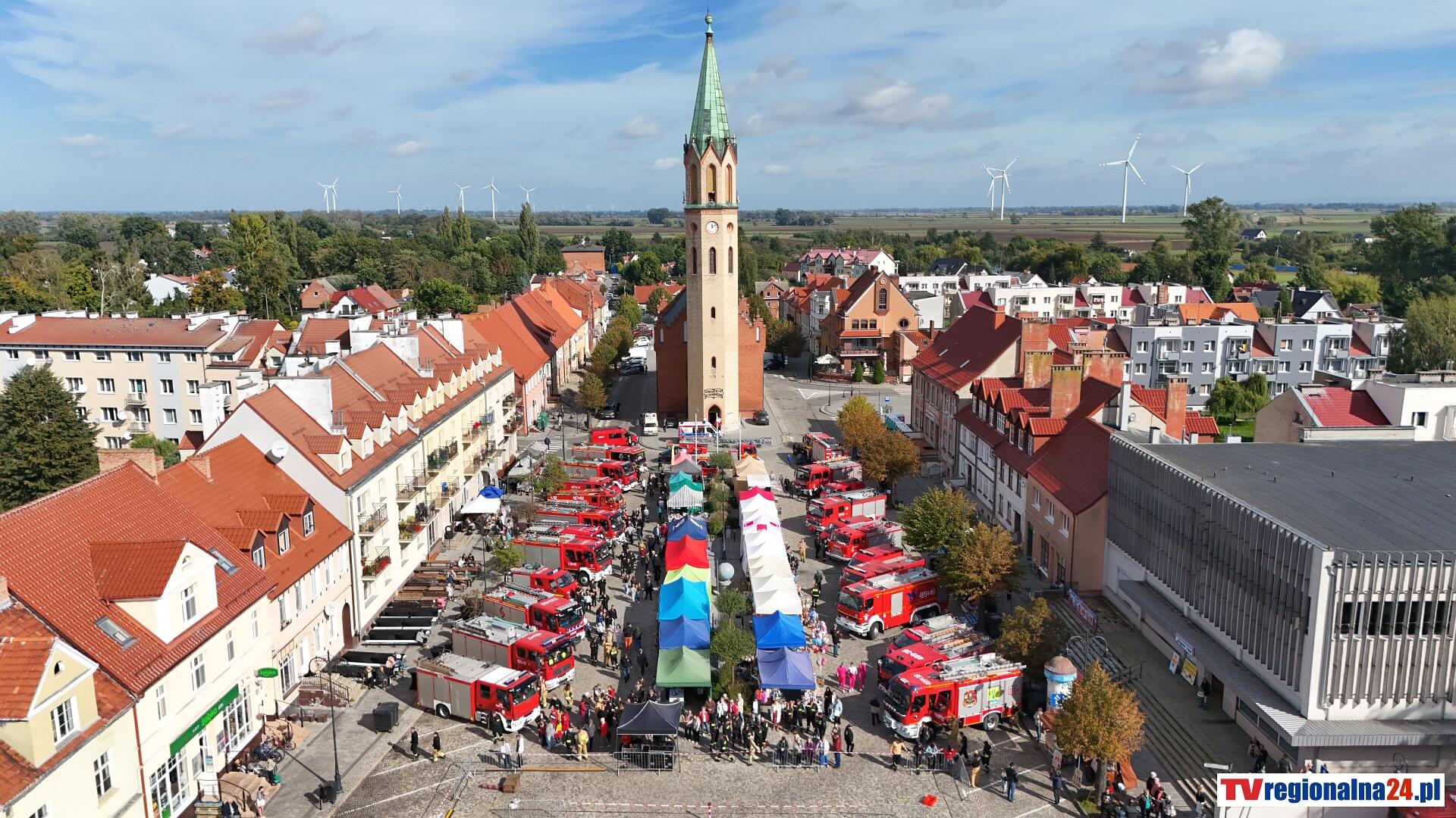 Strażackie święto w Nowym Stawie. OSP z trzech powiatów spotkały się na pikniku. Galeria zdjęć z drona