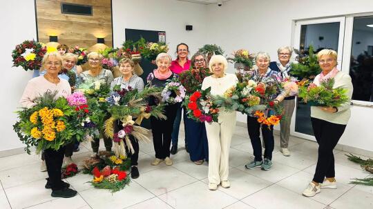 Tworzą i pomagają! Piękne wieńce i stroiki dla Fundacji Hospicjum Malborskie