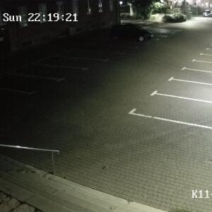 Plac przed Żuławskim Ośrodkiem Kultury. Nowy Dwór Gdański aktualna pogoda i ruch drogowy